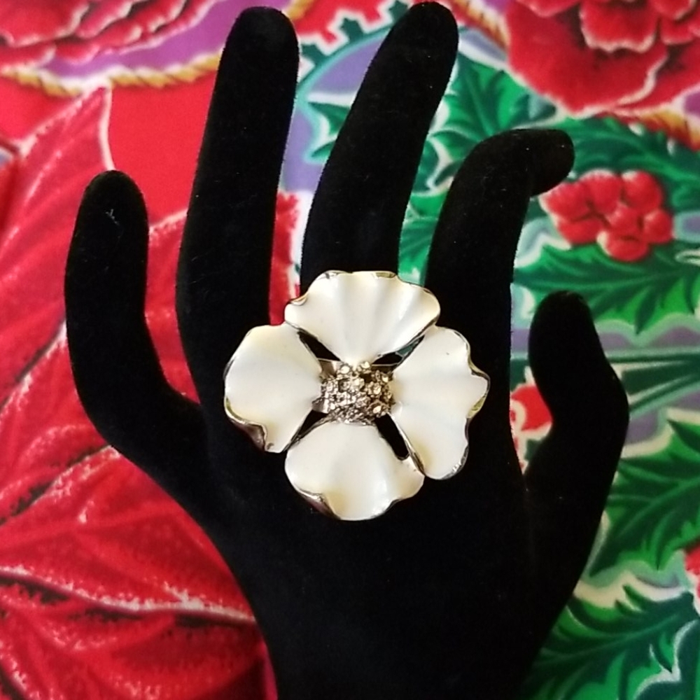 Source Unknown Enamel Flower   Ring Ivory Size 6